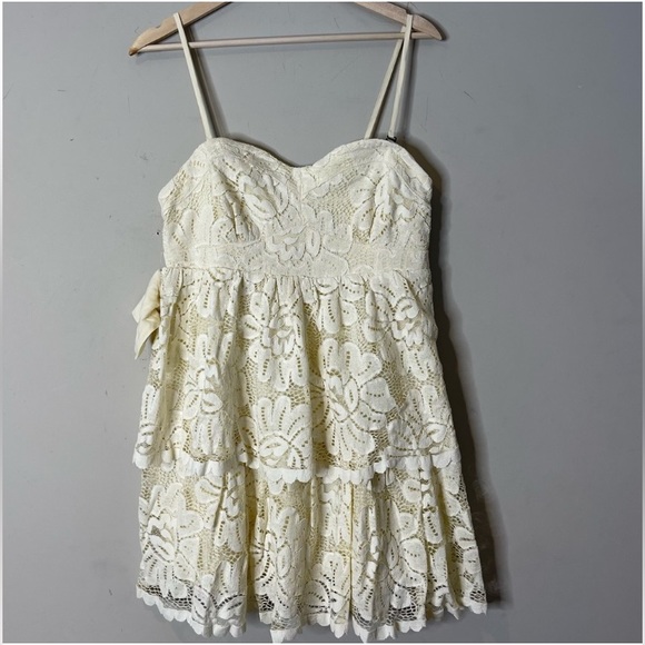 ANTHROPOLOGIE Maeve Strapless Cream Lace and Crochet Tiered Mini Dress - Picture 4 of 12